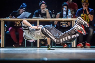 Rusya, Yaroslavl - Ekim 2013: çocuklar, gençler ve yetişkinler hip-hop bboys breakdance savaş rekabet.