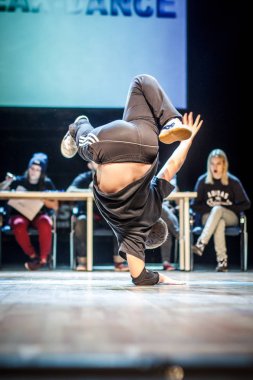 Rusya, Yaroslavl - Ekim 2013: çocuklar, gençler ve yetişkinler hip-hop bboys breakdance savaş rekabet.