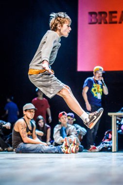 Rusya, Yaroslavl - Ekim 2013: çocuklar, gençler ve yetişkinler hip-hop bboys breakdance savaş rekabet.