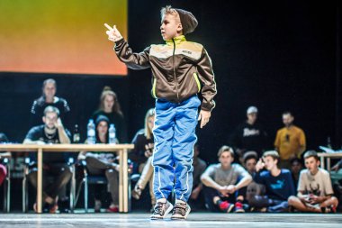 Rusya, Yaroslavl - Ekim 2013: çocuklar, gençler ve yetişkinler hip-hop bboys breakdance savaş rekabet.