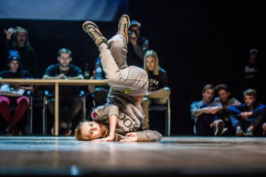 Rusya, Yaroslavl - Ekim 2013: çocuklar, gençler ve yetişkinler hip-hop bboys breakdance savaş rekabet.
