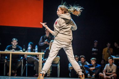 Rusya, Yaroslavl - Ekim 2013: çocuklar, gençler ve yetişkinler hip-hop bboys breakdance savaş rekabet.