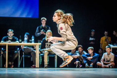 Rusya, Yaroslavl - Ekim 2013: çocuklar, gençler ve yetişkinler hip-hop bboys breakdance savaş rekabet.