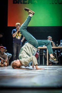Rusya, Yaroslavl - Ekim 2013: çocuklar, gençler ve yetişkinler hip-hop bboys breakdance savaş rekabet.