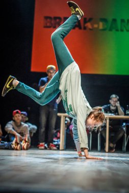Rusya, Yaroslavl - Ekim 2013: çocuklar, gençler ve yetişkinler hip-hop bboys breakdance savaş rekabet.