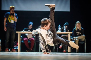 Rusya, Yaroslavl - Ekim 2013: çocuklar, gençler ve yetişkinler hip-hop bboys breakdance savaş rekabet.