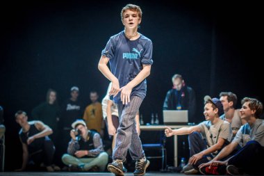 Rusya, Yaroslavl - Ekim 2013: çocuklar, gençler ve yetişkinler hip-hop bboys breakdance savaş rekabet.