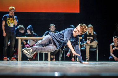 Rusya, Yaroslavl - Ekim 2013: çocuklar, gençler ve yetişkinler hip-hop bboys breakdance savaş rekabet.