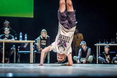 Rusya, Yaroslavl - Ekim 2013: çocuklar, gençler ve yetişkinler hip-hop bboys breakdance savaş rekabet.