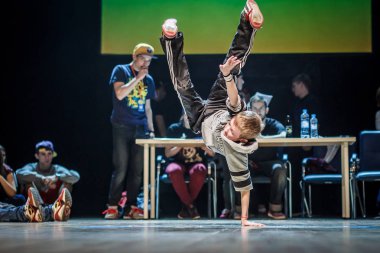 Rusya, Yaroslavl - Ekim 2013: çocuklar, gençler ve yetişkinler hip-hop bboys breakdance savaş rekabet.