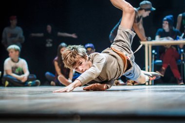 Rusya, Yaroslavl - Ekim 2013: çocuklar, gençler ve yetişkinler hip-hop bboys breakdance savaş rekabet.