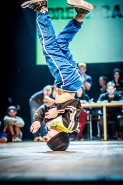 Rusya, Yaroslavl - Ekim 2013: çocuklar, gençler ve yetişkinler hip-hop bboys breakdance savaş rekabet.