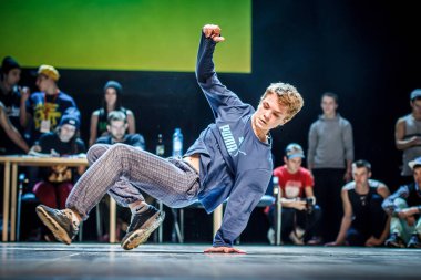 Rusya, Yaroslavl - Ekim 2013: çocuklar, gençler ve yetişkinler hip-hop bboys breakdance savaş rekabet.
