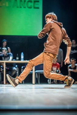 Rusya, Yaroslavl - Ekim 2013: çocuklar, gençler ve yetişkinler hip-hop bboys breakdance savaş rekabet.