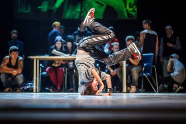 Rusya, Yaroslavl - Ekim 2013: çocuklar, gençler ve yetişkinler hip-hop bboys breakdance savaş rekabet.