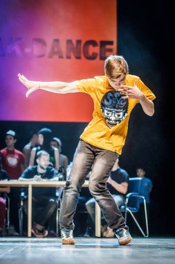 Rusya, Yaroslavl - Ekim 2013: çocuklar, gençler ve yetişkinler hip-hop bboys breakdance savaş rekabet.