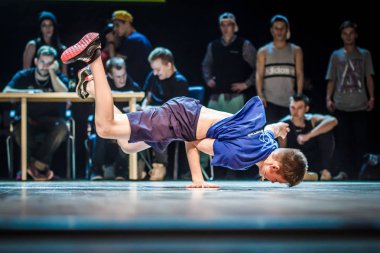 Rusya, Yaroslavl - Ekim 2013: çocuklar, gençler ve yetişkinler hip-hop bboys breakdance savaş rekabet.