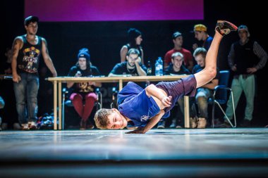 Rusya, Yaroslavl - Ekim 2013: çocuklar, gençler ve yetişkinler hip-hop bboys breakdance savaş rekabet.