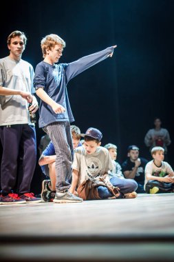 Rusya, Yaroslavl - Ekim 2013: çocuklar, gençler ve yetişkinler hip-hop bboys breakdance savaş rekabet.