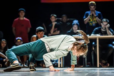 Rusya, Yaroslavl - Ekim 2013: çocuklar, gençler ve yetişkinler hip-hop bboys breakdance savaş rekabet.
