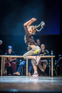 Rusya, Yaroslavl - Ekim 2013: çocuklar, gençler ve yetişkinler hip-hop bboys breakdance savaş rekabet.