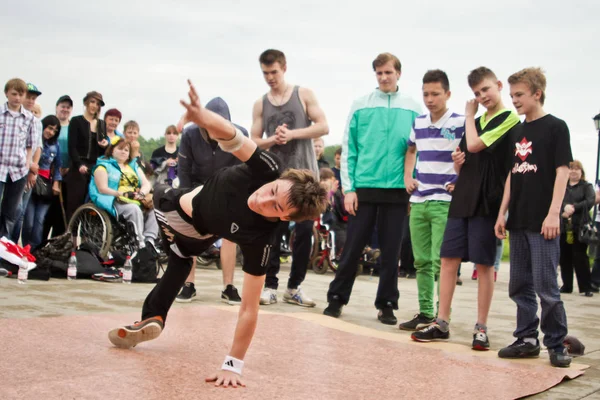 俄罗斯 雅罗斯拉夫尔 5月25日 2013年 在街头户外的一组团队儿童 青少年和成人街舞男孩之间的断头运动 在喷泉中跳舞 肖像画 — 图库照片