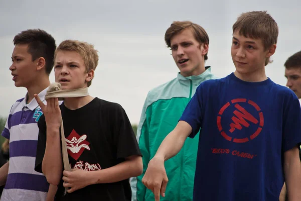 俄罗斯 雅罗斯拉夫尔 5月25日 2013年 在街头户外的一组团队儿童 青少年和成人街舞男孩之间的断头运动 在喷泉中跳舞 肖像画 — 图库照片