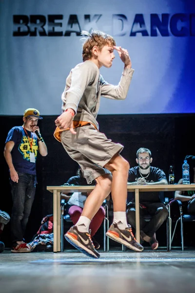 Rusya, Yaroslavl - Ekim 2013: çocuklar, gençler ve yetişkinler hip-hop bboys breakdance savaş rekabet.