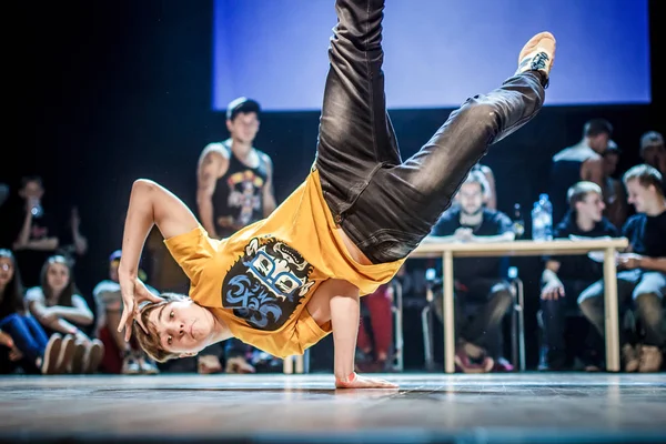 Rusya, Yaroslavl - Ekim 2013: çocuklar, gençler ve yetişkinler hip-hop bboys breakdance savaş rekabet.
