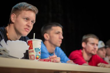 Rusya, Yaroslavl - 16 Mart 2014: Nogi v Ruki breakdance savaş rekabet takım çocuklar, gençler ve yetişkinler hip-hop bboys grup arasında.