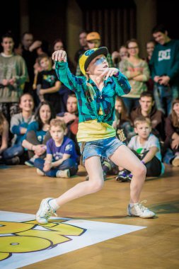 Rusya, Yaroslavl - 16 Mart 2014: Nogi v Ruki breakdance savaş rekabet takım çocuklar, gençler ve yetişkinler hip-hop bboys grup arasında.
