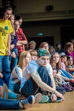 Rusya, Yaroslavl - 16 Mart 2014: Nogi v Ruki breakdance savaş rekabet takım çocuklar, gençler ve yetişkinler hip-hop bboys grup arasında.