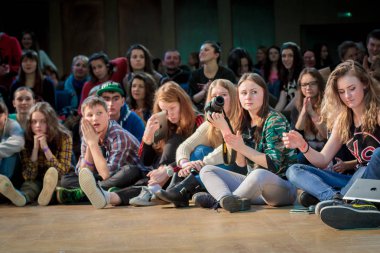 Rusya, Yaroslavl - 16 Mart 2014: Nogi v Ruki breakdance savaş rekabet takım çocuklar, gençler ve yetişkinler hip-hop bboys grup arasında.