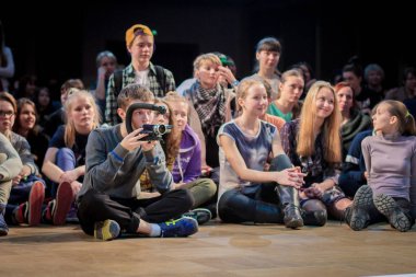 Rusya, Yaroslavl - 16 Mart 2014: Nogi v Ruki breakdance savaş rekabet takım çocuklar, gençler ve yetişkinler hip-hop bboys grup arasında.