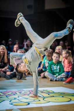 Rusya, Yaroslavl - 16 Mart 2014: Nogi v Ruki breakdance savaş rekabet takım çocuklar, gençler ve yetişkinler hip-hop bboys grup arasında.