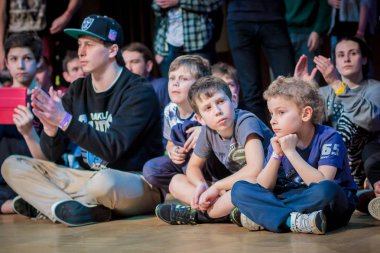 Rusya, Yaroslavl - 16 Mart 2014: Nogi v Ruki breakdance savaş rekabet takım çocuklar, gençler ve yetişkinler hip-hop bboys grup arasında.