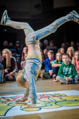 Rusya, Yaroslavl - 16 Mart 2014: Nogi v Ruki breakdance savaş rekabet takım çocuklar, gençler ve yetişkinler hip-hop bboys grup arasında.