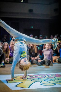 Rusya, Yaroslavl - 16 Mart 2014: Nogi v Ruki breakdance savaş rekabet takım çocuklar, gençler ve yetişkinler hip-hop bboys grup arasında.