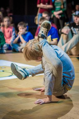 Rusya, Yaroslavl - 16 Mart 2014: Nogi v Ruki breakdance savaş rekabet takım çocuklar, gençler ve yetişkinler hip-hop bboys grup arasında.