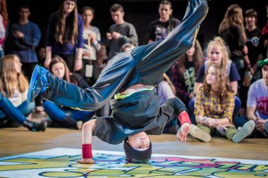 Rusya, Yaroslavl - 16 Mart 2014: Nogi v Ruki breakdance savaş rekabet takım çocuklar, gençler ve yetişkinler hip-hop bboys grup arasında.