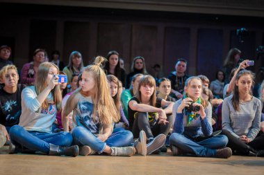 Rusya, Yaroslavl - 16 Mart 2014: Nogi v Ruki breakdance savaş rekabet takım çocuklar, gençler ve yetişkinler hip-hop bboys grup arasında.