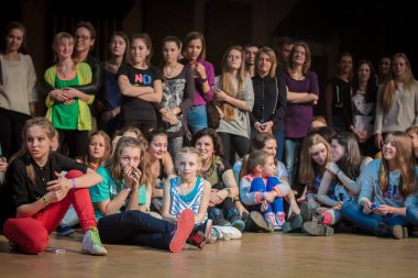 Rusya, Yaroslavl - 16 Mart 2014: Nogi v Ruki breakdance savaş rekabet takım çocuklar, gençler ve yetişkinler hip-hop bboys grup arasında.