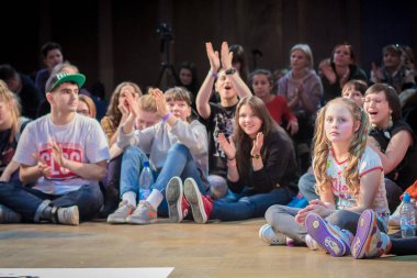 Rusya, Yaroslavl - 16 Mart 2014: Nogi v Ruki breakdance savaş rekabet takım çocuklar, gençler ve yetişkinler hip-hop bboys grup arasında.