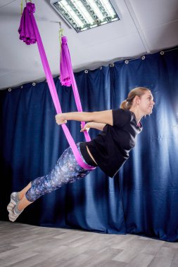 Rusya, Yaroslavl - 16 Aralık 2018: spor salonu grubunda hamak içinde sinek fitness için sınıfta kadınların eğitim, yoga halatlar ve eğitim asılı hava.