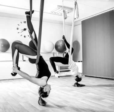 Rusya, Yaroslavl - 16 Aralık 2018: spor salonu grubunda hamak içinde sinek fitness için sınıfta kadınların eğitim, yoga halatlar ve eğitim asılı hava.