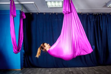 Rusya, Yaroslavl - 16 Aralık 2018: spor salonu grubunda hamak içinde sinek fitness için sınıfta kadınların eğitim, yoga halatlar ve eğitim asılı hava.