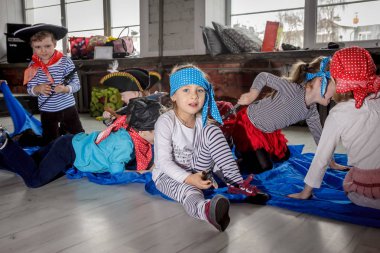 Rusya, Yaroslavl - 17 Şubat 2018: mutlu bir doğum günü kutlaması, çocukların grup giyinmiş bir animatör korsanlarla tarzında, yarışmalar ve kabarcıklar oyna Oyunlar loft tarzı ile büyük bir odada