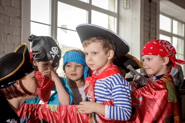 Rusya, Yaroslavl - 17 Şubat 2018: mutlu bir doğum günü kutlaması, çocukların grup giyinmiş bir animatör korsanlarla tarzında, yarışmalar ve kabarcıklar oyna Oyunlar loft tarzı ile büyük bir odada