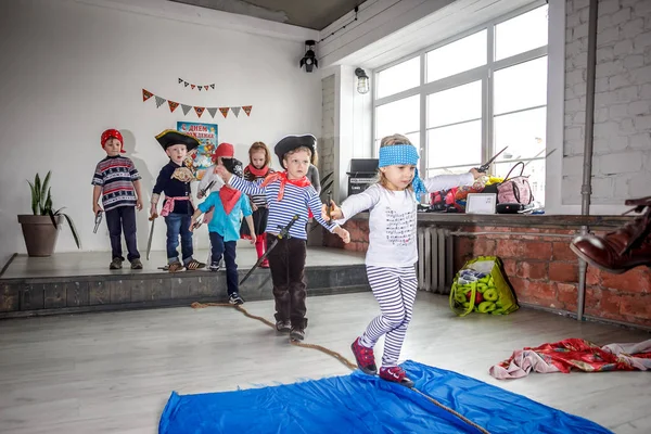 Rusia Yaroslavl Feb 2018 Grupo Feliz Niños Una Celebración Cumpleaños — Foto de Stock