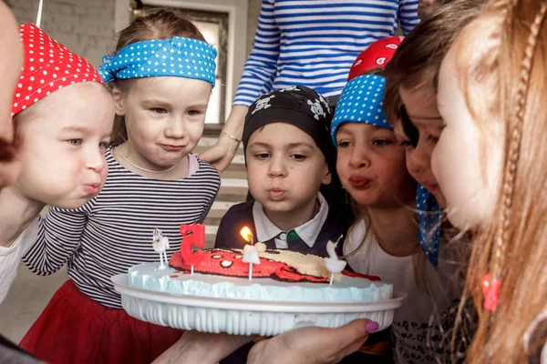 Rusia Yaroslavl Feb 2018 Grupo Feliz Niños Una Celebración Cumpleaños —  Fotos de Stock